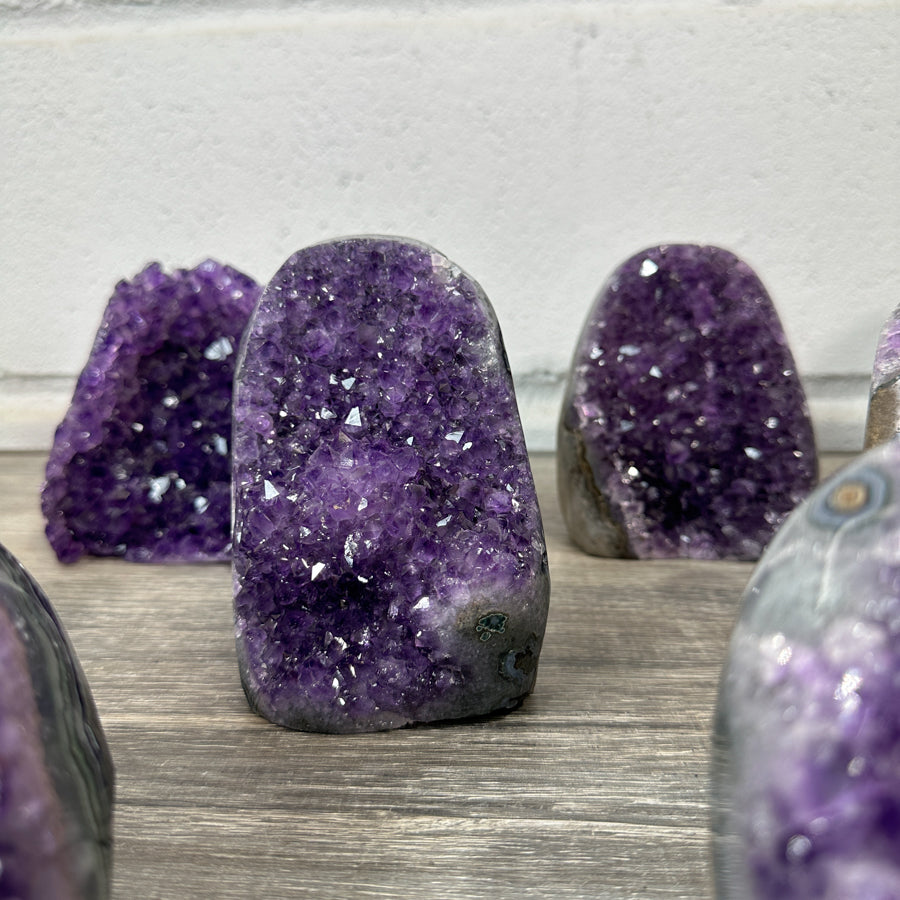 Amethyst-Kathedralen & Drusen-Set 12-teilig, mit symmetrischer Kristallarchitektur und violetter Kristallzone