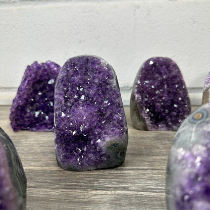 Amethyst-Kathedralen & Drusen-Set 12-teilig, mit symmetrischer Kristallarchitektur und violetter Kristallzone
