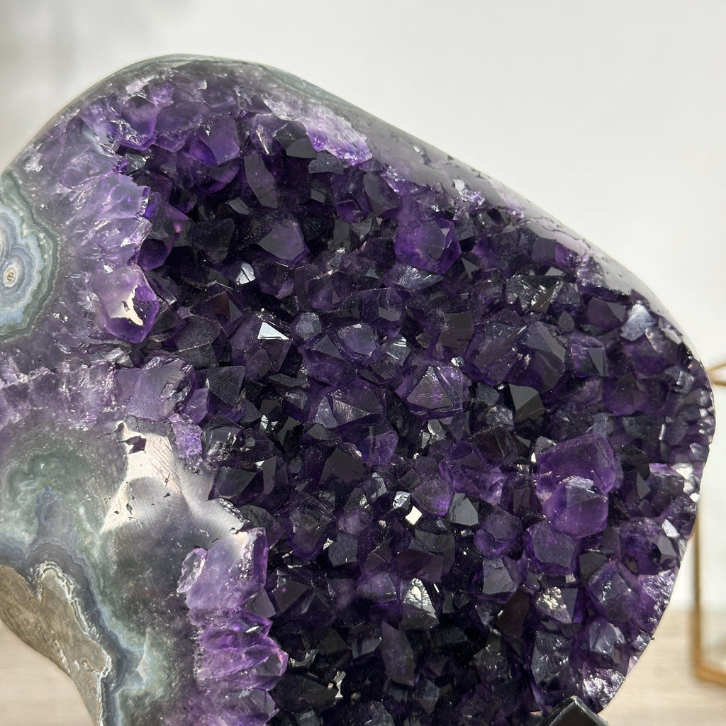Amethyst-Geode mit klarer, lichtreflektierender Kristallstruktur