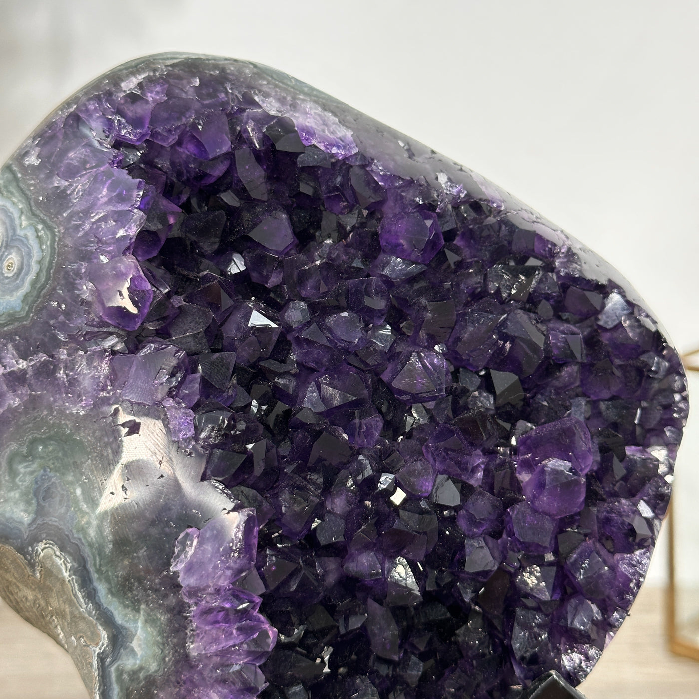 Amethyst-Geode mit klarer, lichtreflektierender Kristallstruktur
