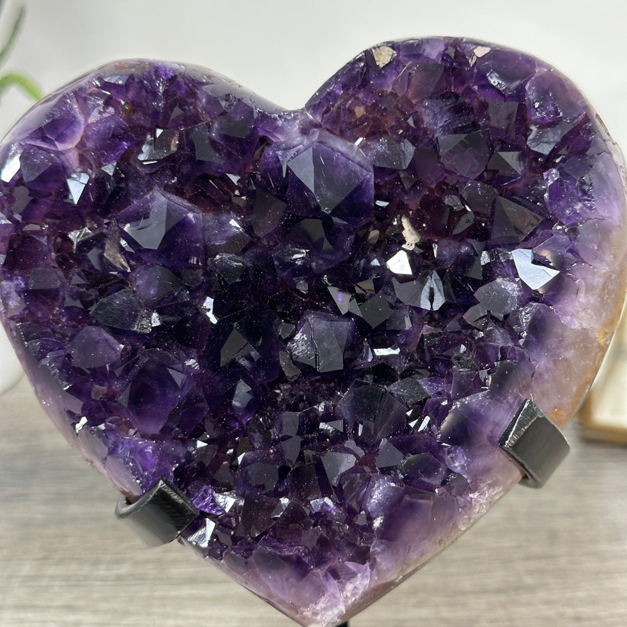 Amethyst-Herzskulptur mit natürlicher Kristallstruktur