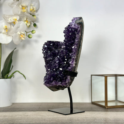 Amethyst-Cluster mit dicht gewachsener, intensiv tiefvioletter Kristallstruktur