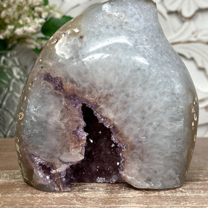 Amethyst-Quarz-Geoden-Flammenskulptur mit lebendig schimmernder Kristallfläche