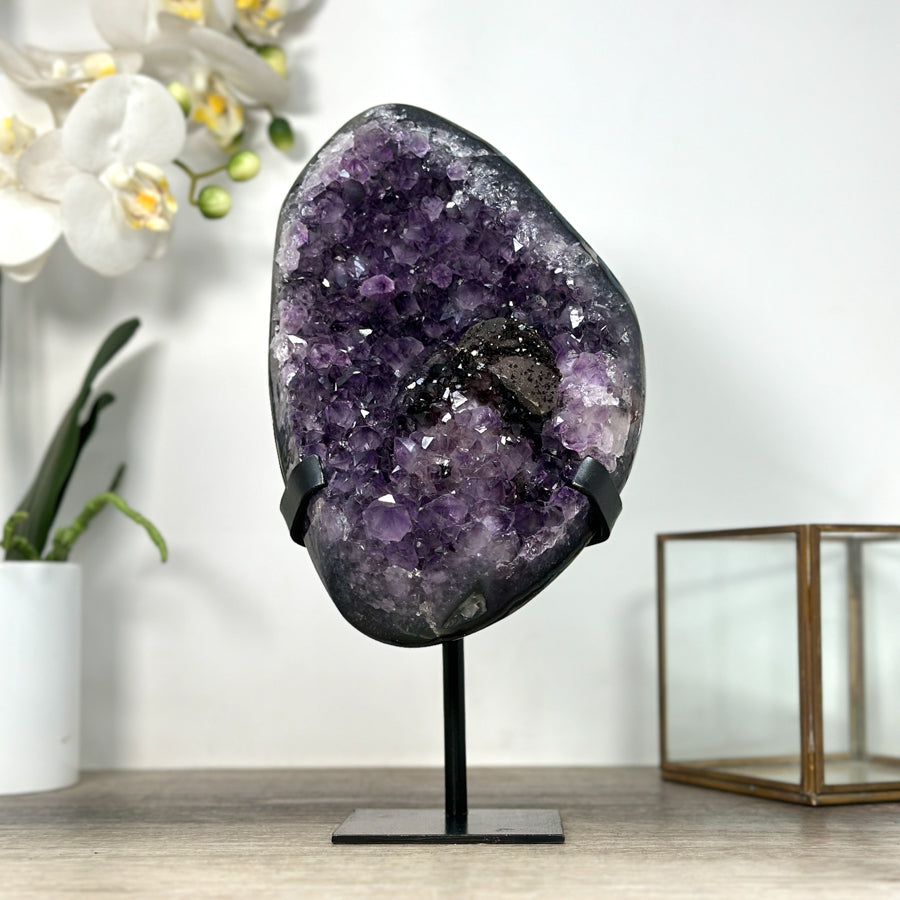 Amethyst-Cluster groß mit schwarzer Hämatit-Formation