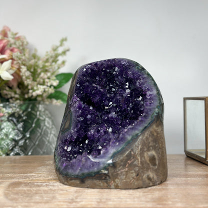 Amethyst-Geode mit wunderschön funkelnder Kristallkammer