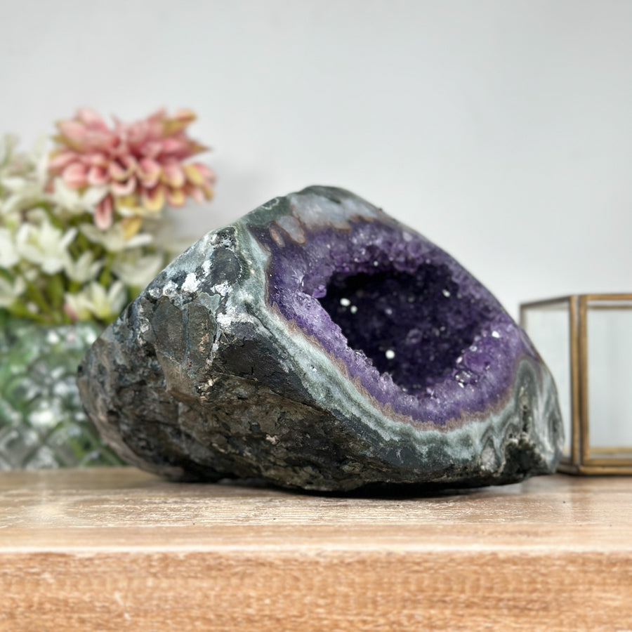 Amethyst-Geode mit Jaspis-Schale und klar definierter Kristallkammer