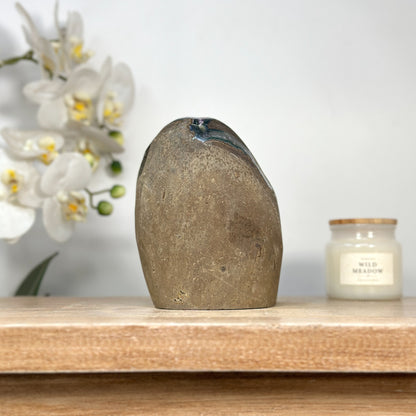 Amethyst-Druse mit weit geöffneter, violetter Kristallkammer