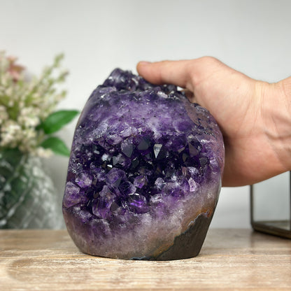 Amethyst-Kathedrale mit tiefviolett schimmernder Kristallzone