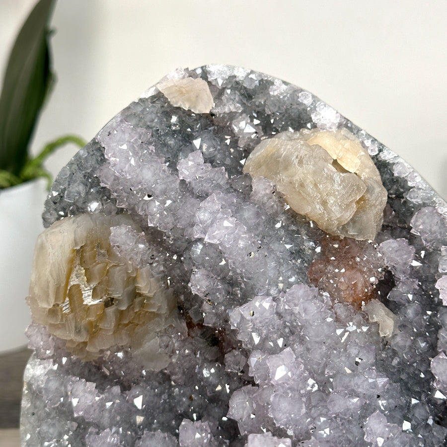 Amethyst-Kalzit-Kristallcluster mit vertikal gewachsener Tropfsteinbildung