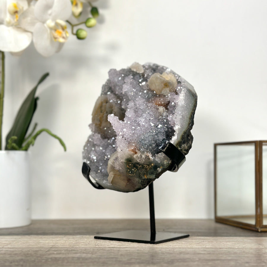 Amethyst-Kalzit-Kristallcluster mit vertikal gewachsener Tropfsteinbildung