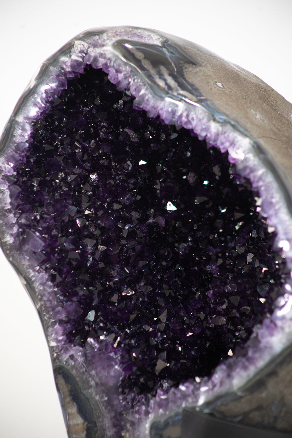 Amethyst-Geode XXL mit weit geöffneter Kristallkammer, in exklusiver Premiumqualität