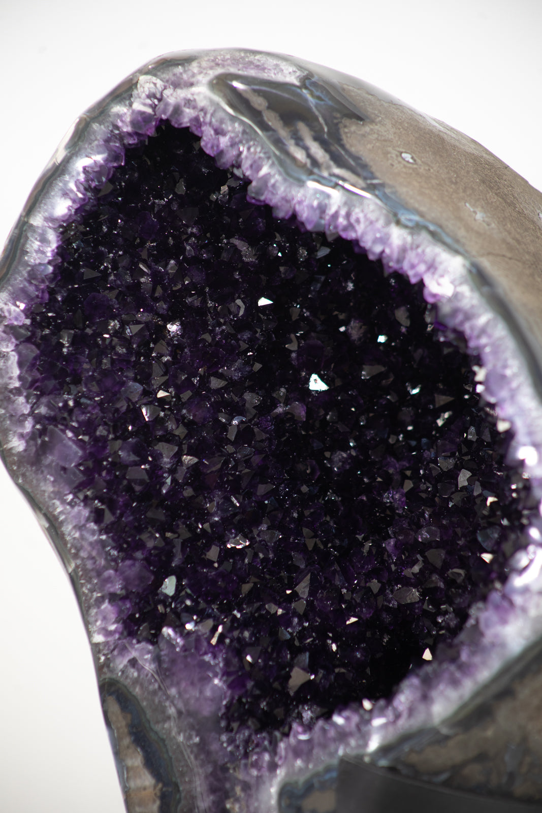 Amethyst-Geode XXL mit weit geöffneter Kristallkammer, in exklusiver Premiumqualität