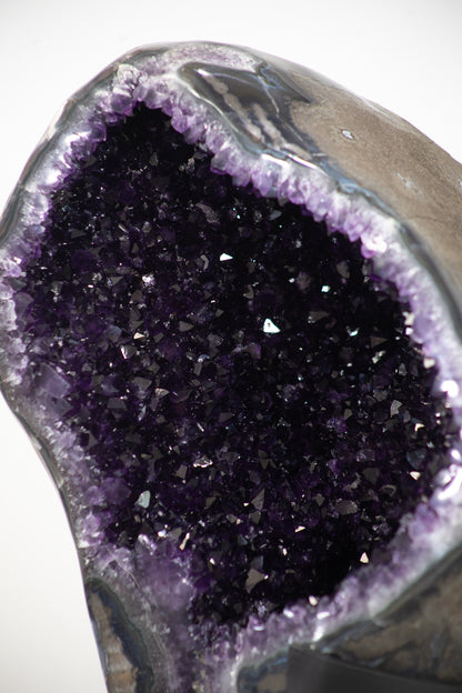 Amethyst-Geode XXL mit weit geöffneter Kristallkammer, in exklusiver Premiumqualität
