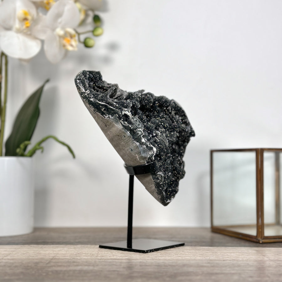 Schwarzer Druzy-Kristallcluster mit metallisch schimmernder Oberfläche