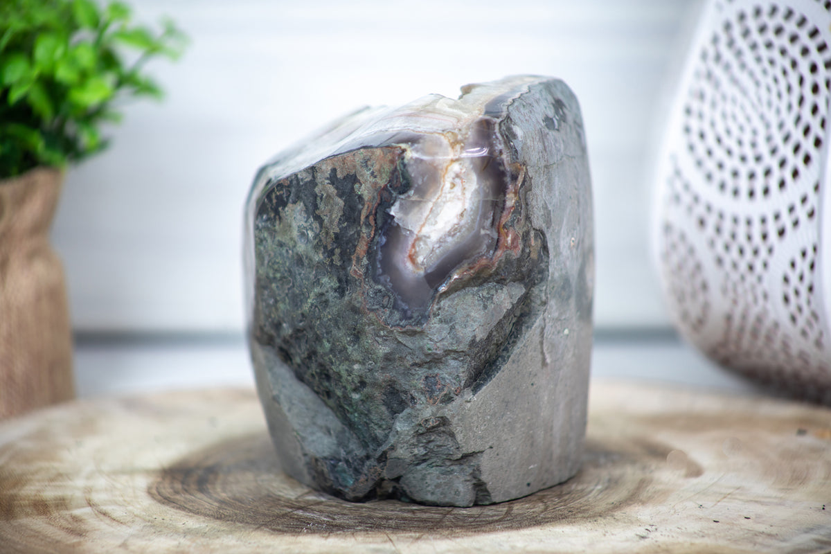 Quarz-Geode mit gelblich schimmernder Druzy-Kristalloberfläche
