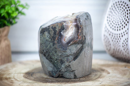Quarz-Geode mit gelblich schimmernder Druzy-Kristalloberfläche