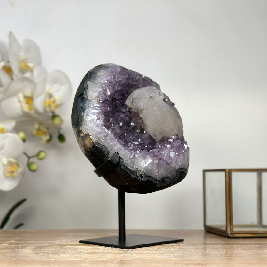 Amethyst-Geode mit individuell gewachsener Kalzit-Formation