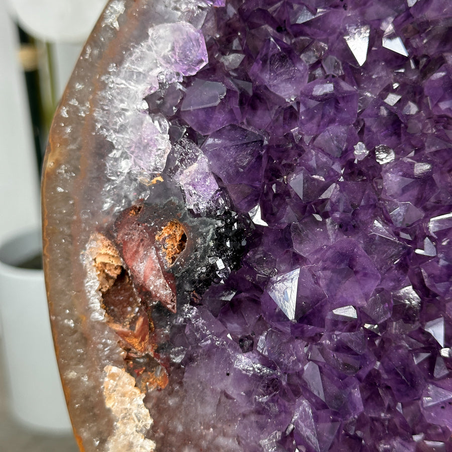 Amethyst-Geode groß mit offen ausgeformter Kristallkammer
