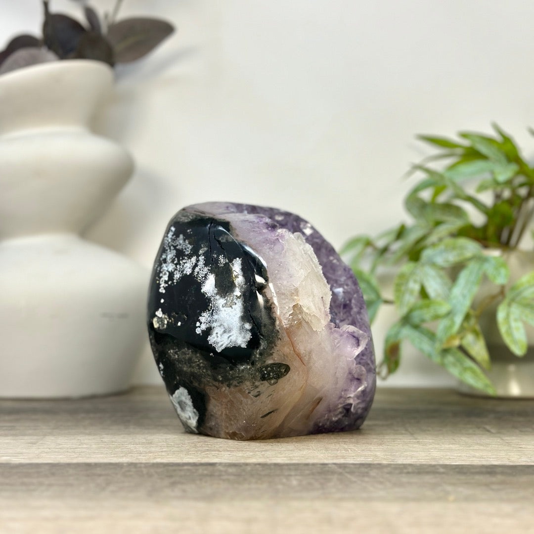 Amethyst-Geode mit natürlichem Kalzit-Kristalleinschluss und feinen Spitzen