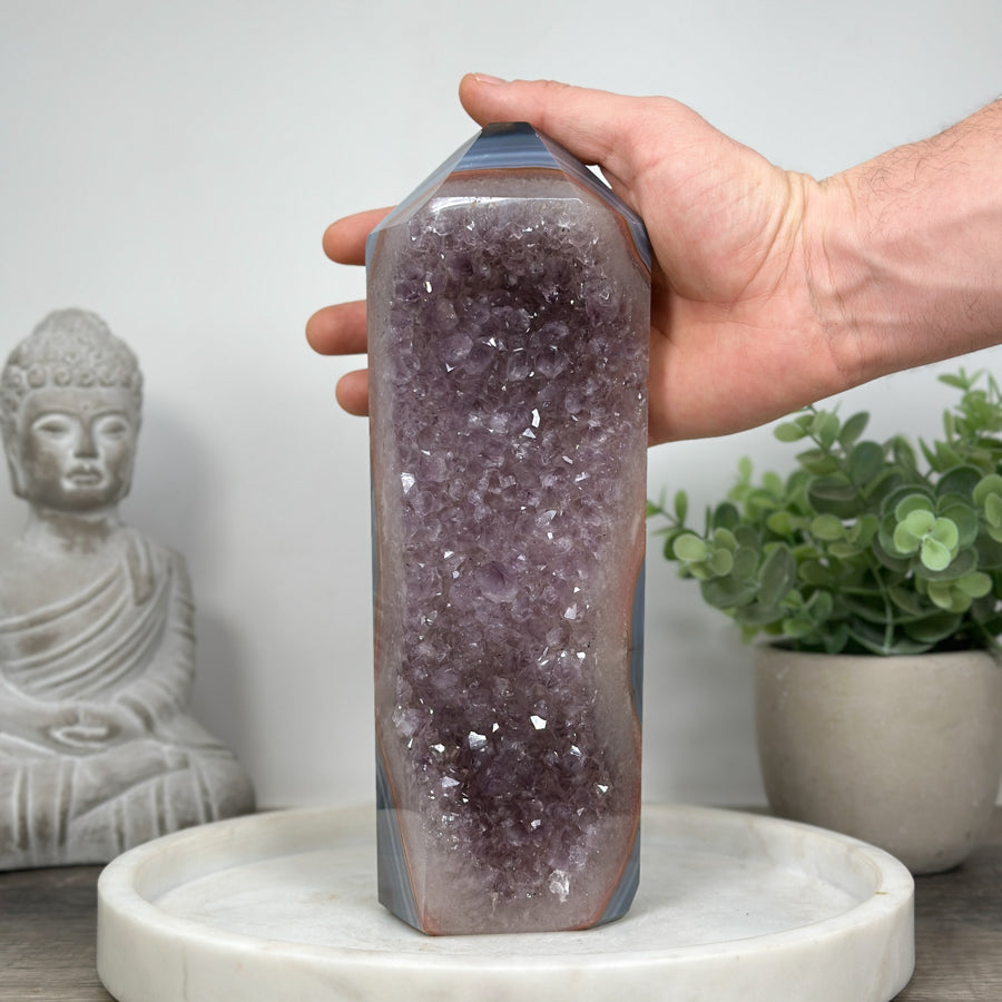 Blaugebänderter-Achat-Amethyst-Obelisk mit markanter Mineralienstruktur
