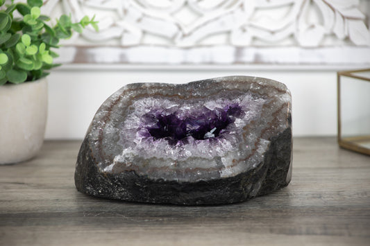 Amethyst-Geode groß mit dicht gewachsener, purpurfarbener Kristallstruktur