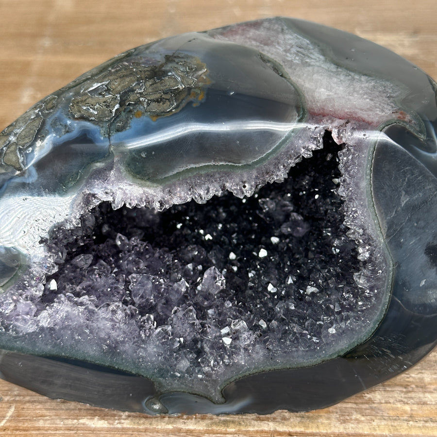 Amethyst-Geode mit polierter Achat-Schale und klarer Kristallstruktur