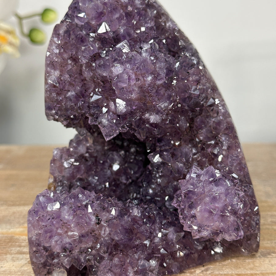 Amethyst-Kathedrale mit funkelnden Kristallspitzen und lebhafter Oberflächenwirkung