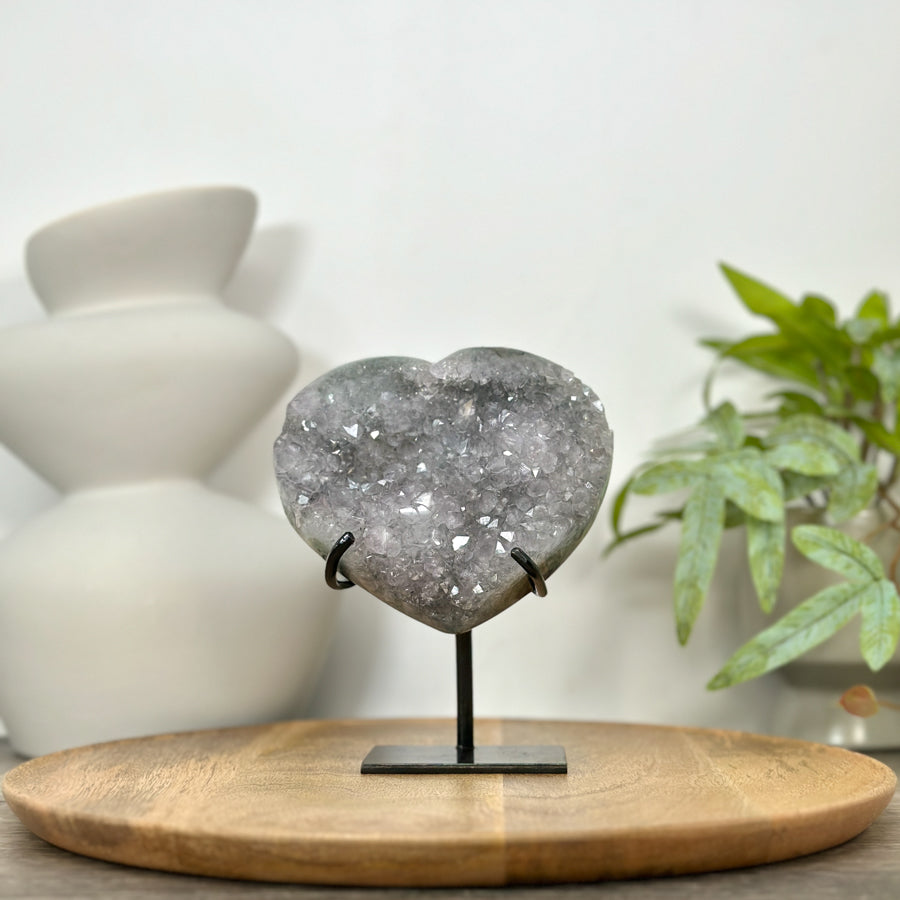 Bergkristall-Herzskulptur mit kristallklarer, prismatischer Quarzstruktur