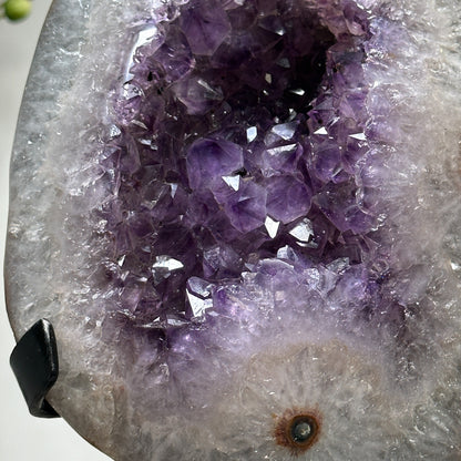 Amethyst-Quarz-Geode mit harmonischer Kristallverwachsung