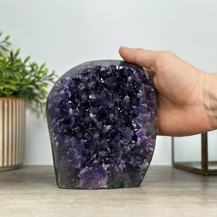 Amethyst-Kathedrale groß mit intensiv ausgeprägter, tiefvioletter Kristallkammer