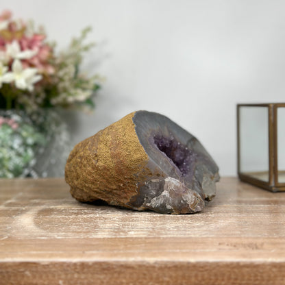 Amethyst-Geode mit lebendig schimmernder, violetter Kristallstruktur