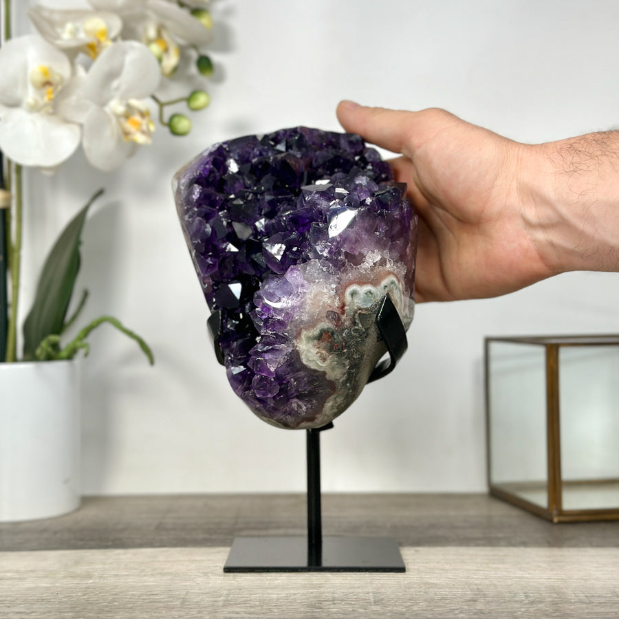 Amethyst-Cluster mit klar abgegrenzter, tiefvioletter Kristallstruktur