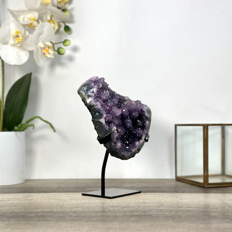 Amethyst-Cluster mit tiefvioletter, kompakter Kristallstruktur