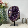 Amethyst-Geode mit eingewachsenen Kalzitkristallen und strukturreicher Kristallkammer