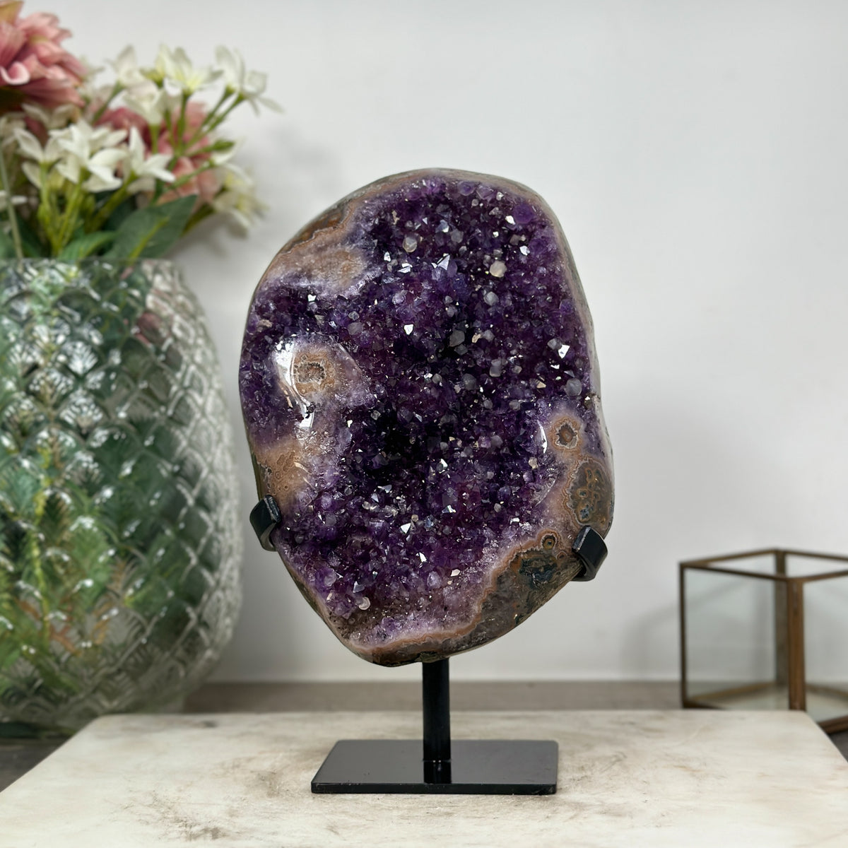 Amethyst-Geode mit eingewachsenen Kalzitkristallen und strukturreicher Kristallkammer