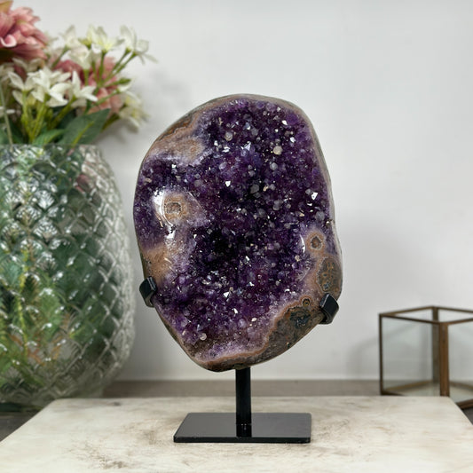 Amethyst-Geode mit eingewachsenen Kalzitkristallen und strukturreicher Kristallkammer