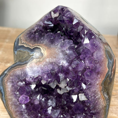 Amethyst-Geode mit polierter Randzone und kompakter Kristallstruktur
