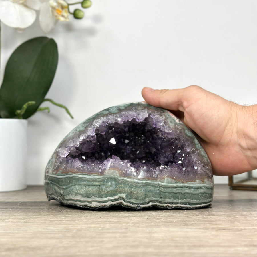 Amethyst-Geode mit strukturierter Jaspis-Schale