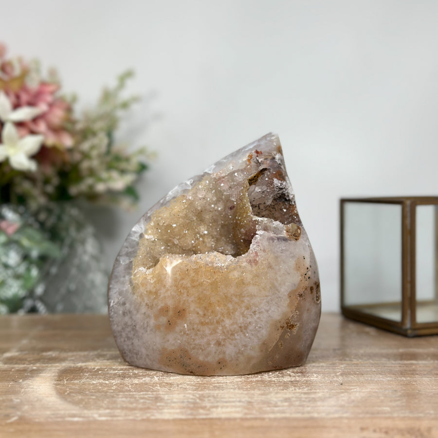 Gelbe Zuckerquarz-Druzy-Geode mit warm leuchtender Kristallstruktur