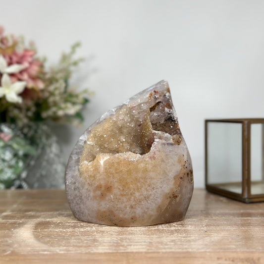 Gelbe Zuckerquarz-Druzy-Geode mit warm leuchtender Kristallstruktur