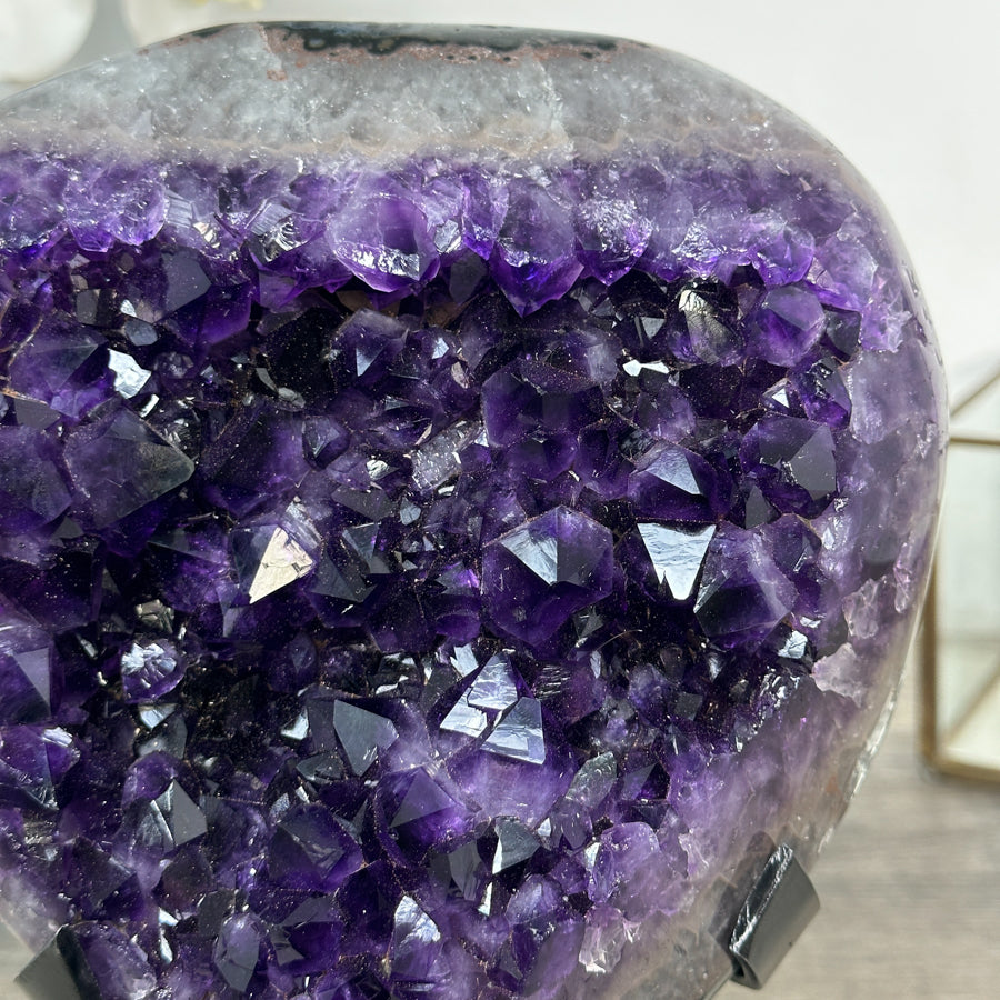 Amethyst-Kristallformation mit breit gefächerter Kristalllandschaft, in hochwertiger Naturqualität