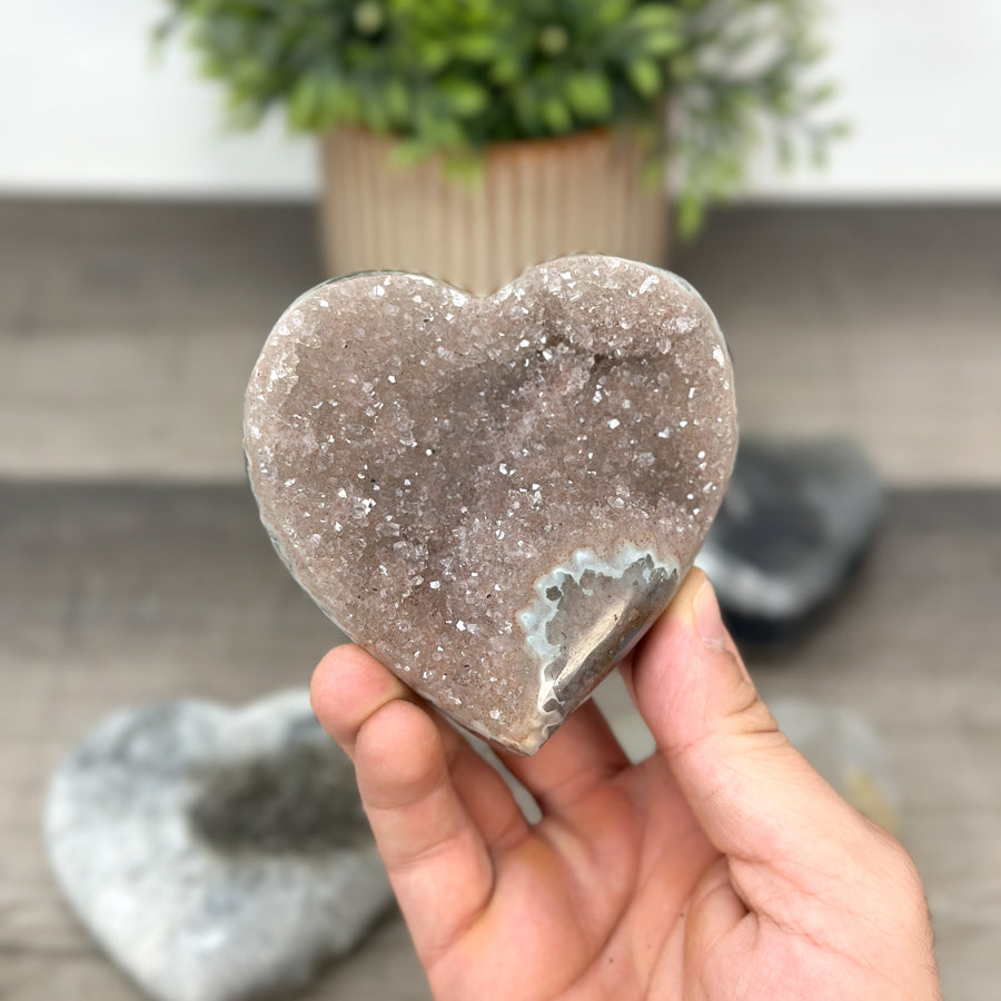 Mineralien-Herzset 4-teilig, mit ausdrucksstarker Mineralstruktur