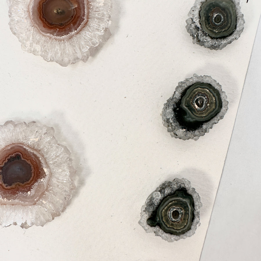 Quarz-Amethyst-Achat-Grünjaspis-Stalaktiten-Scheiben mit natürlicher Mineralbänderung