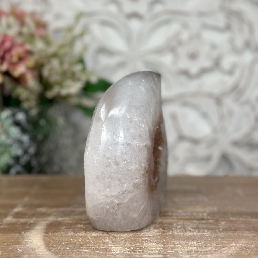 Regenbogen-Amethyst-Flammenskulptur groß mit irisierender Kristallstruktur