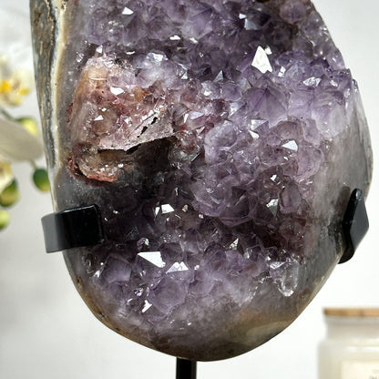 Amethyst-Cluster mit markanter Kalzitbildung