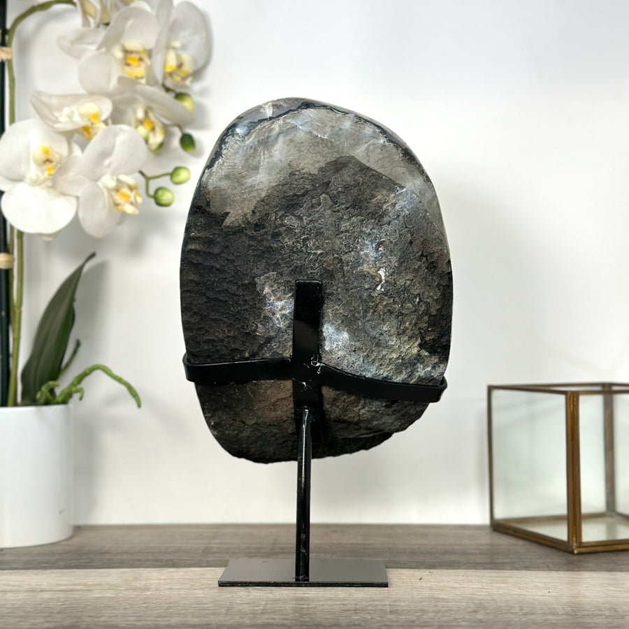 Amethyst-Geode groß mit samtig tiefvioletter Kristallarchitektur und kontrastreicher Achat-Schale