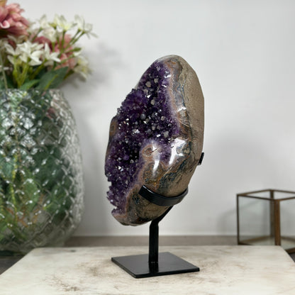 Amethyst-Geode mit eingewachsenen Kalzitkristallen und strukturreicher Kristallkammer