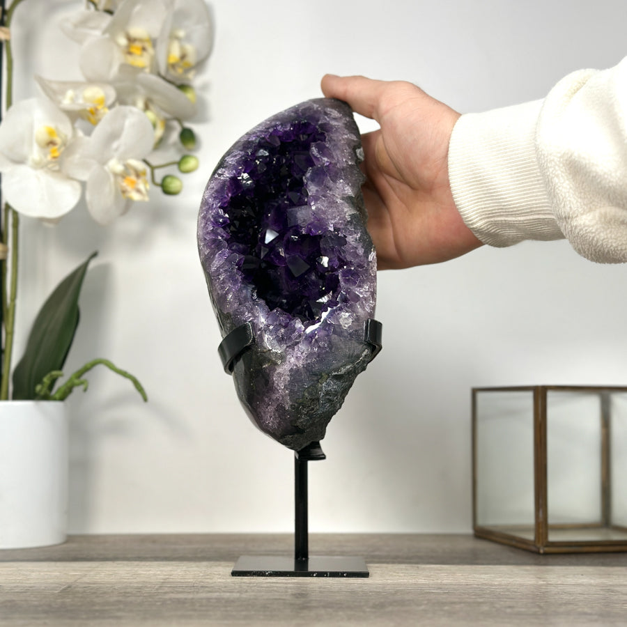Amethyst-Geode mit dicht gewachsener, purpurfarbener Kristallstruktur