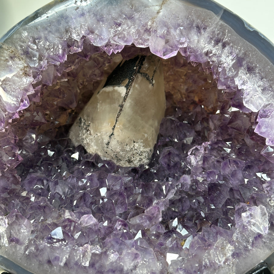 Amethyst-Geode mit Achat-Schale und kompakter Kristallstruktur