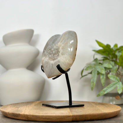Quarz-Herzskulptur mit klar definierter, lichtreflektierender Kristallstruktur